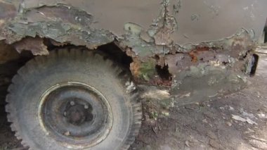 Paslı eski terk edilmiş Rus araba