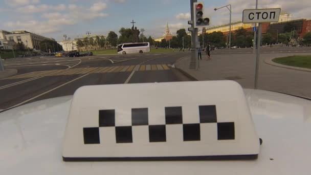 De taxi-auto is op straat van Moskou. — Stockvideo