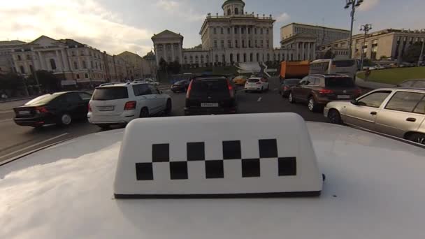 Moskova sokakta Taksi arabası. — Stok video