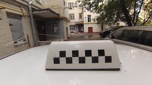 The taxi car is on street of Moscow. — Stock Video