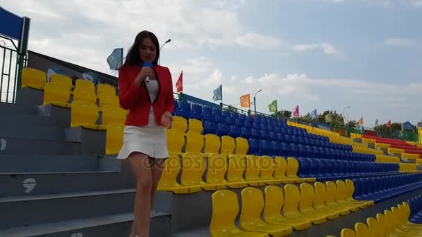 The journalist is reporting from the stadium for television — Stock Video