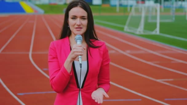 Le journaliste rapporte depuis le stade pour la télévision — Video