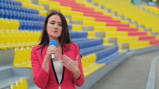 O jornalista está reportando do estádio para a televisão — Vídeo de Stock