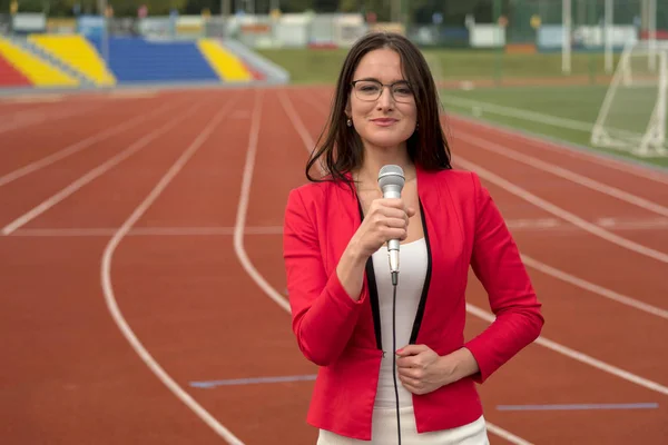 Le journaliste rapporte depuis le stade pour la télévision — Photo