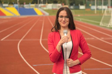 Güzel gazeteci Stadium televizyon için raporlama