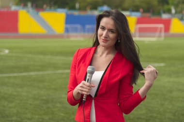 Gazeteci bir mikrofon ile önünde online geniş fırça