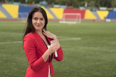 Gazeteci bir mikrofon ile önünde online geniş fırça