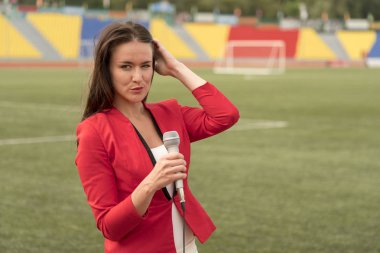 Gazeteci bir mikrofon ile önünde online geniş fırça