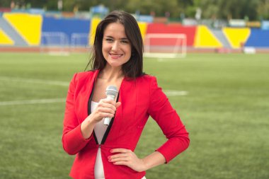 Gazeteci bir mikrofon ile önünde online geniş fırça