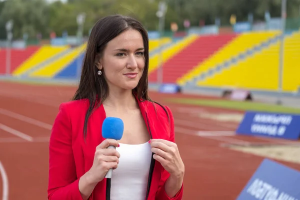 Journalist is reporting from the stadium for TV show — Stock Photo, Image