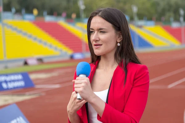 Journalist is reporting from the stadium for TV show — Stock Photo, Image