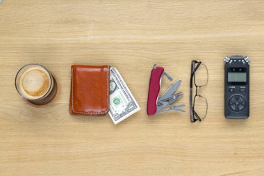 Gazeteci seyahat küme tablo.