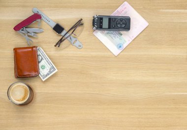 Gazeteci seyahat küme tablo.