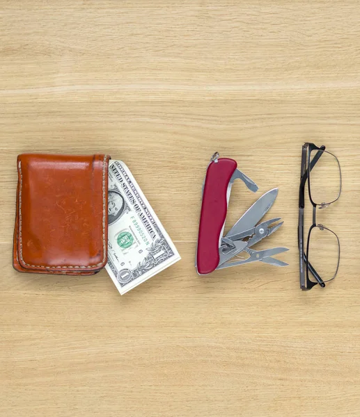 Viagem jornalística posta sobre a mesa . — Fotografia de Stock