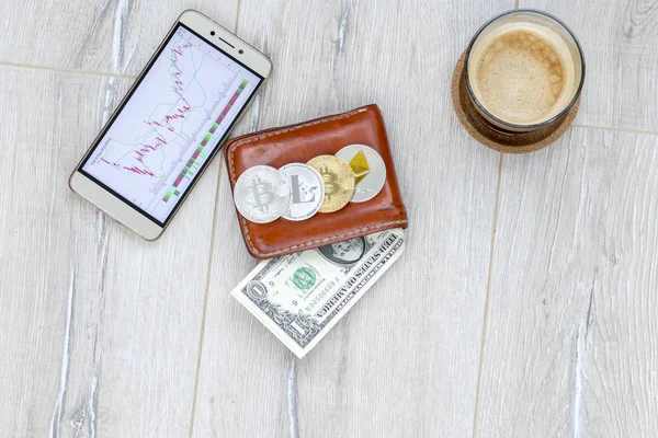 Káva peněženku, mobilní telefon na stole. — Stock fotografie