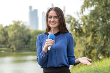  gazeteci bir iş merkezi arka plan üzerinde raporlama