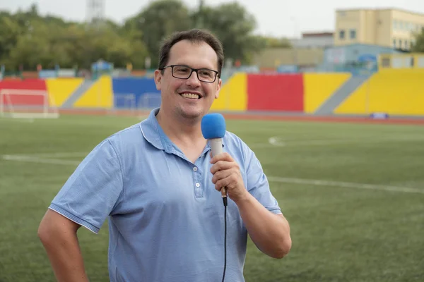 Journalisten rapportering från stadium för TV — Stockfoto