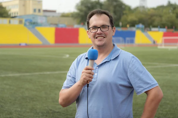 El periodista informa desde el estadio para la televisión —  Fotos de Stock