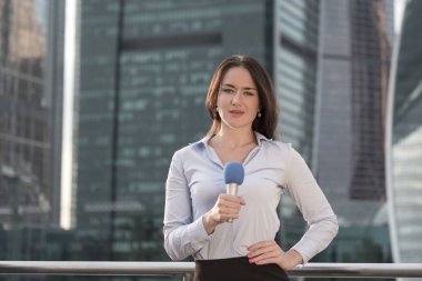  gazeteci bir iş merkezi arka plan üzerinde raporlama