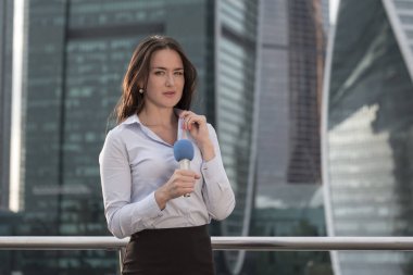  gazeteci bir iş merkezi arka plan üzerinde raporlama