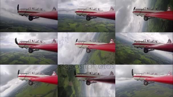 Piloto Realiza acrobacias con el pasajero en el pequeño Yakovlev 52 . — Vídeos de Stock