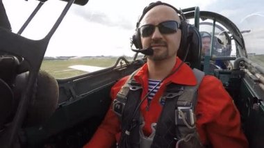 Yolcu jet uçak kabininde Tamam sinyal yapmak.