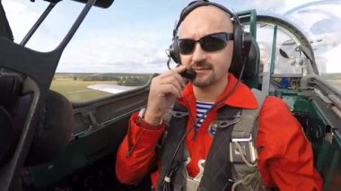 Yolcu jet uçak kabininde Tamam sinyal yapmak.