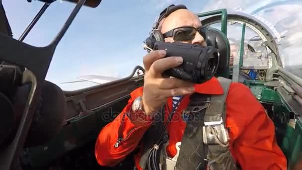 Bediener im Cockpit eines Düsenflugzeugs. — Stockvideo