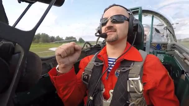 Passageiro faz sinal ok no cockpit de um avião a jato . — Vídeo de Stock