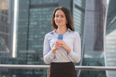 Güzel gazeteci İş Merkezi zemin üzerine