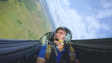 Pilot Kokpitte bir jet uçağı.