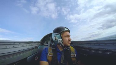 Pilot Kokpitte bir jet uçağı.