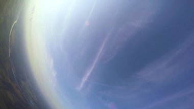 Yer ve gök. Akrobasi uçağı içinde etkin cam ürününden görüntülemek