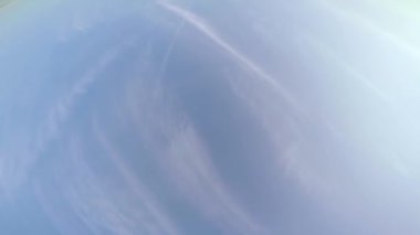 Yer ve gök. Akrobasi uçağı içinde etkin cam ürününden görüntülemek