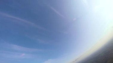 Yer ve gök. Akrobasi uçağı içinde etkin cam ürününden görüntülemek