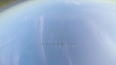 Yer ve gök. Akrobasi uçağı içinde etkin cam ürününden görüntülemek