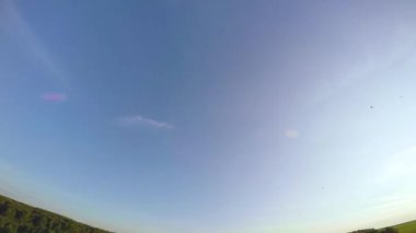 Yer ve gök. Akrobasi uçağı içinde etkin cam ürününden görüntülemek