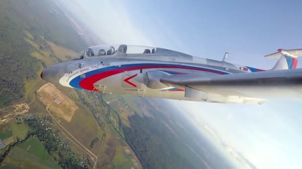 Vuelo de demostración de aviones a reacción Aero L-29 Delfn . — Vídeo de stock