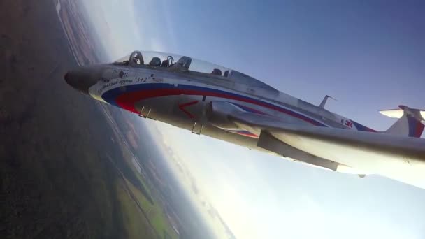 Demo vlucht van straalvliegtuigen Aero L-29 Delfn. — Stockvideo