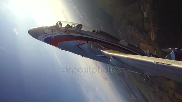 Demo vlucht van straalvliegtuigen Aero L-29 Delfn. — Stockvideo