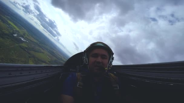 Pilot im Cockpit eines Düsenflugzeugs.
