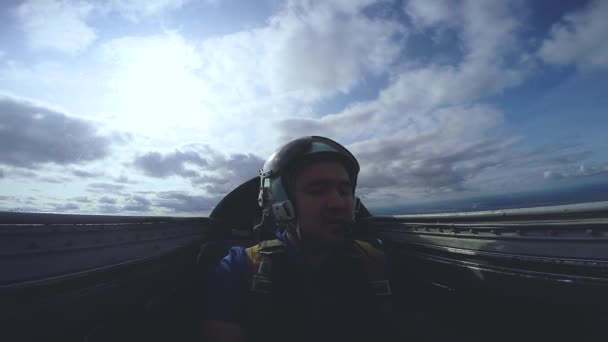 Pilot i cockpiten på en jetflygplan. — Stockvideo