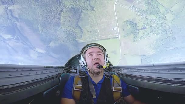 Pilot i cockpiten på en jetflygplan. — Stockvideo