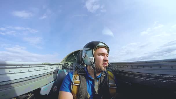 Pilot i cockpiten på en jetflygplan. — Stockvideo