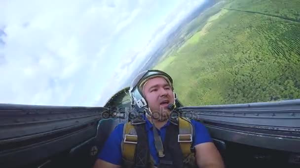 Pilot im Cockpit eines Düsenflugzeugs. — Stockvideo
