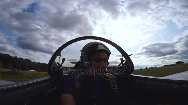 Pilot im Cockpit eines Düsenflugzeugs. — Stockvideo