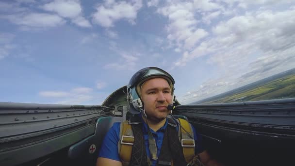 Piloto no cockpit de um avião a jacto . — Vídeo de Stock