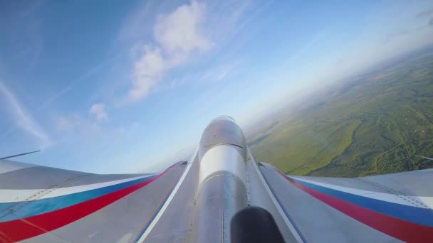 Δείτε από κάμερα δράσης από παραμύθι ακροβατικό jet αεροσκάφη στον αέρα. — Αρχείο Βίντεο