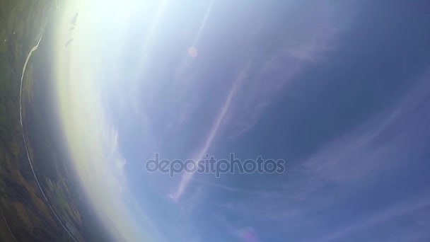 Земля и небо. Вид с активной камеры в самолете — стоковое видео