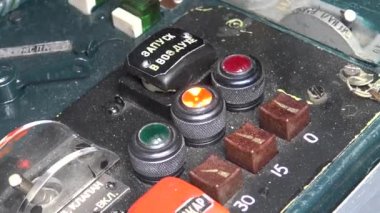 Uçak kontrol paneli üzerindeki el anahtarı Değiştir.  
